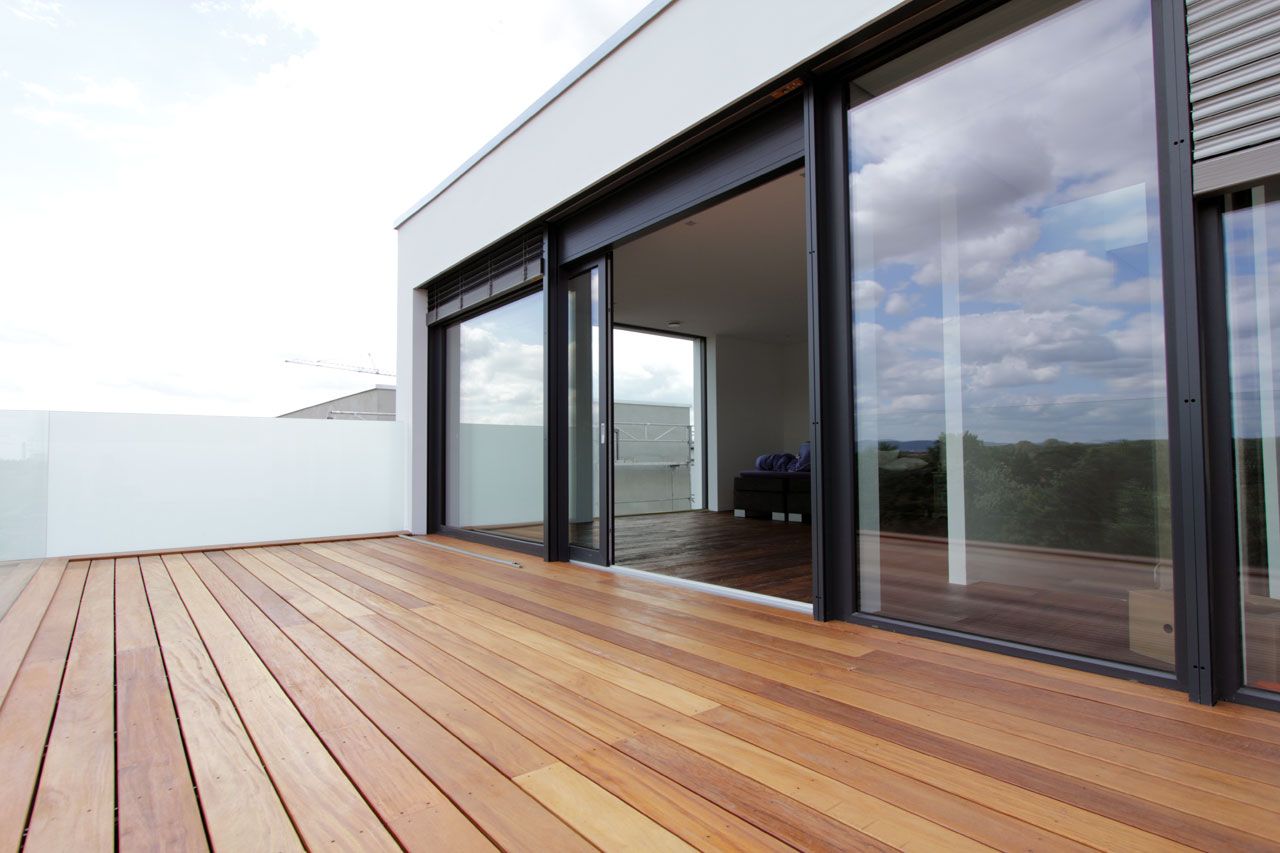 Dachterrasse mit Holzboden von Gashi Wohndesign