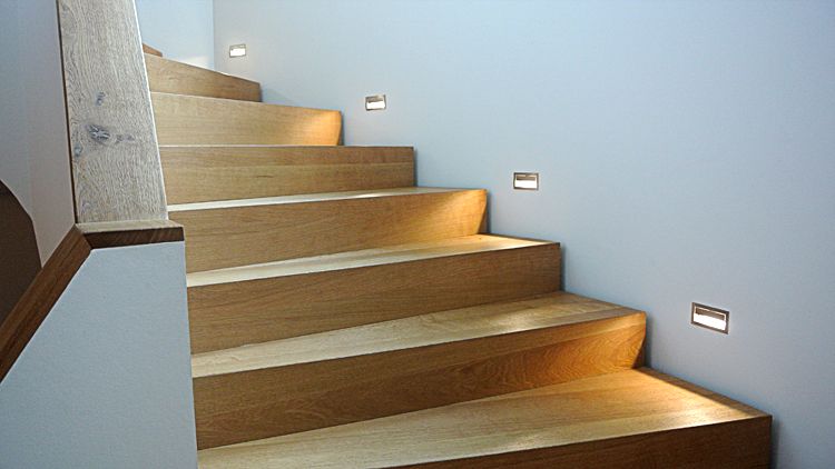 Moderne Holztreppe: Design & Realisierung von Gashi Wohndesign