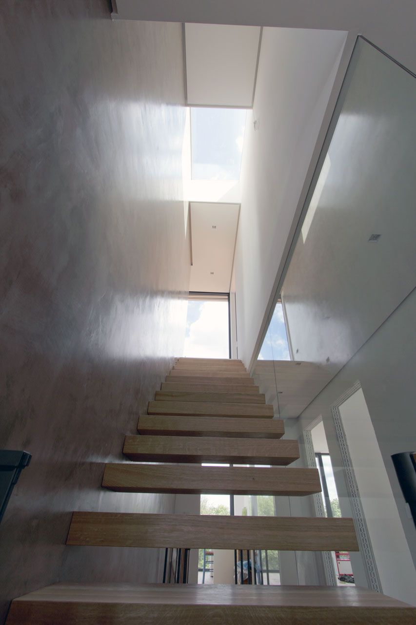 Freie Treppe aus Holz und Glas: Modernes Wohndesign in Mannheim