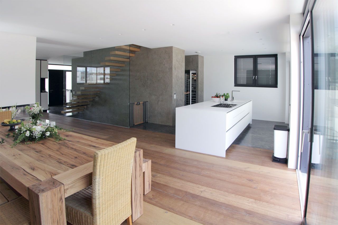 Wohnzimmer mit viel Glas und Holz von Gashi Wohndesign 