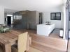 Wohnzimmer mit viel Glas und Holz von Gashi Wohndesign 